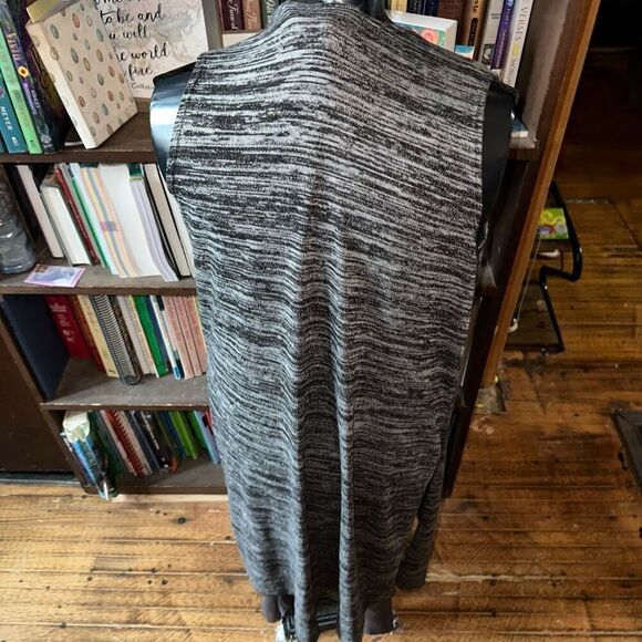 Gorgeous heathered gray Lularoe Joy S lagenlook layered long vest - Picture 2 of 3